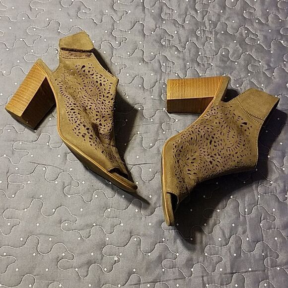 Hot Tomato peep toe ankle heeled booties size 9.5 - Picture 2 of 6